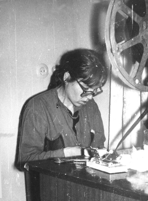 1988-01 Смарцеллова Наташа клеит кино